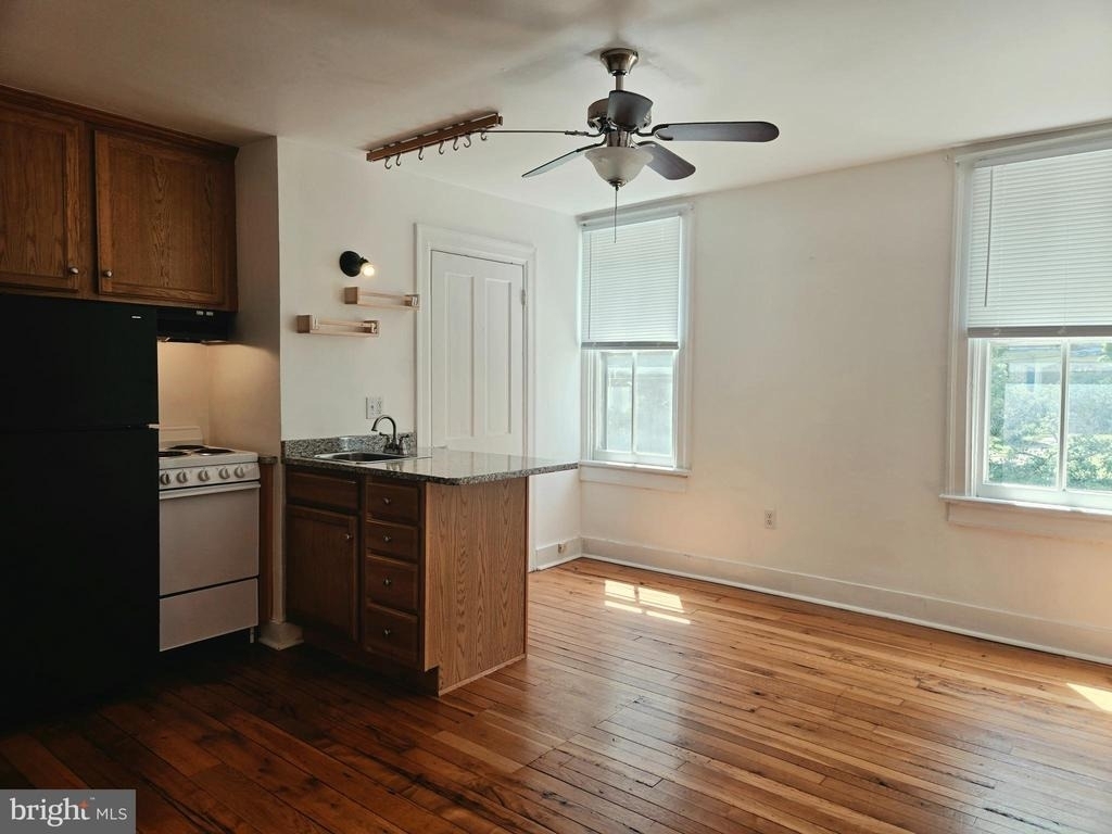 448 Loudoun Street N - Photo 6