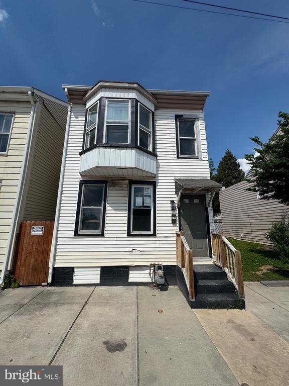 231 Roosevelt Avenue - Photo 0