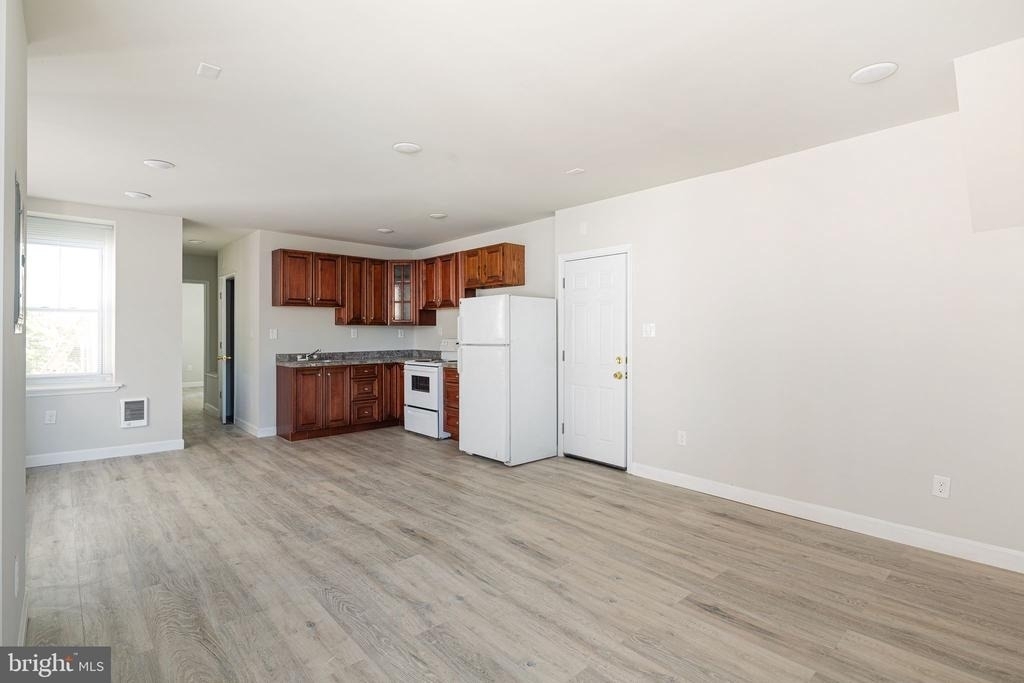 702 E Chelten Avenue - Photo 2