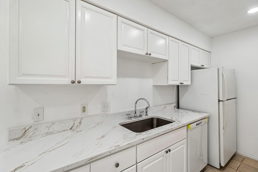 5809 Coventry Ln - Photo 0