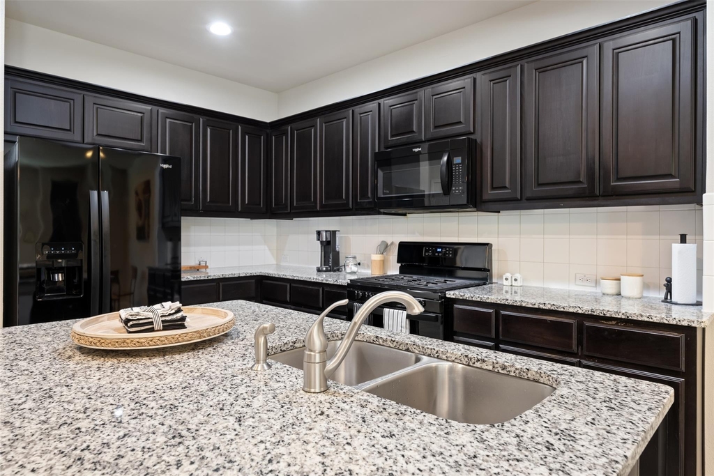 13800 Lyndhurst St - Photo 11