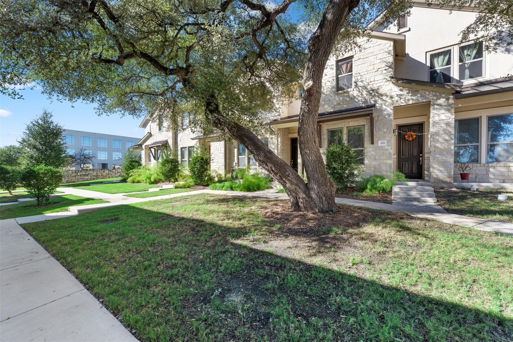 13800 Lyndhurst St - Photo 1