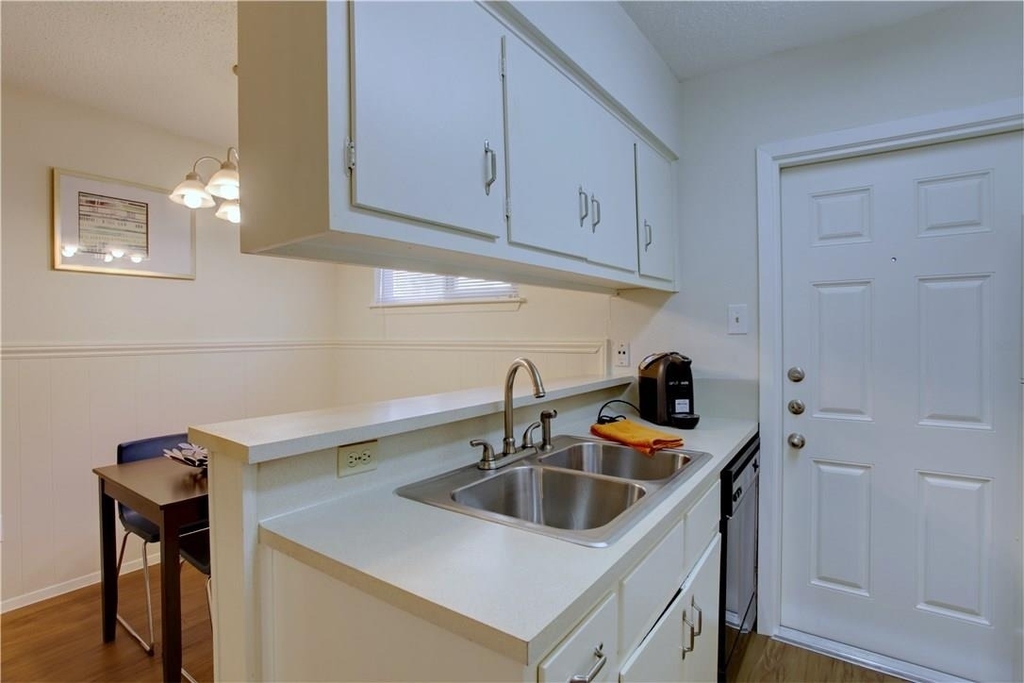 816 W North Loop Blvd - Photo 6
