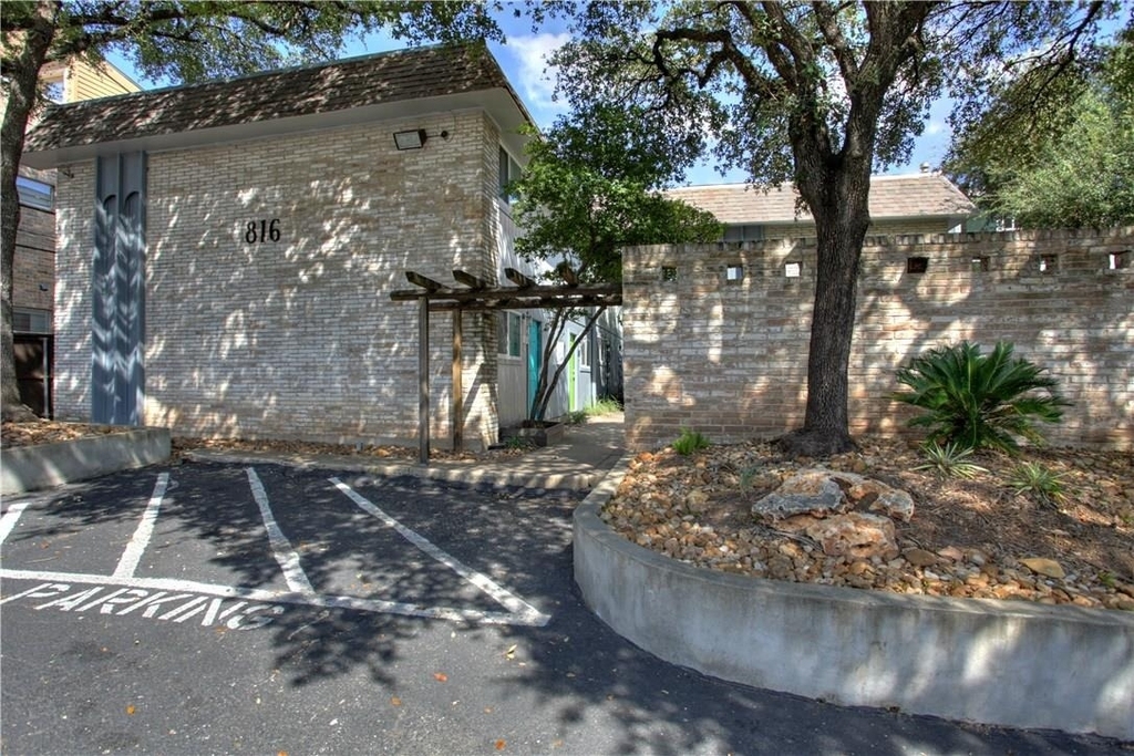 816 W North Loop Blvd - Photo 0