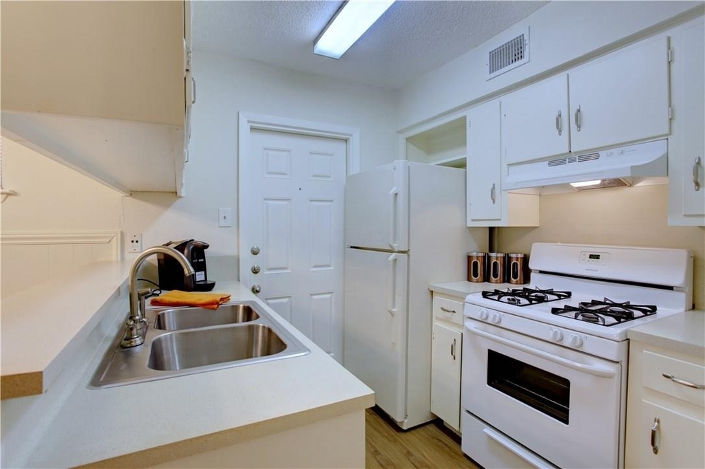 816 W North Loop Blvd - Photo 7