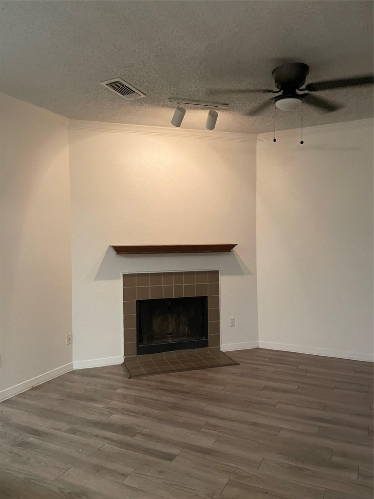 915 W 23rd St - Photo 2