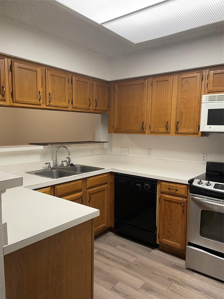 915 W 23rd St - Photo 11