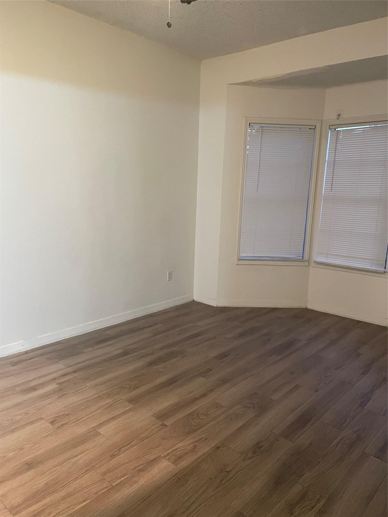 915 W 23rd St - Photo 14