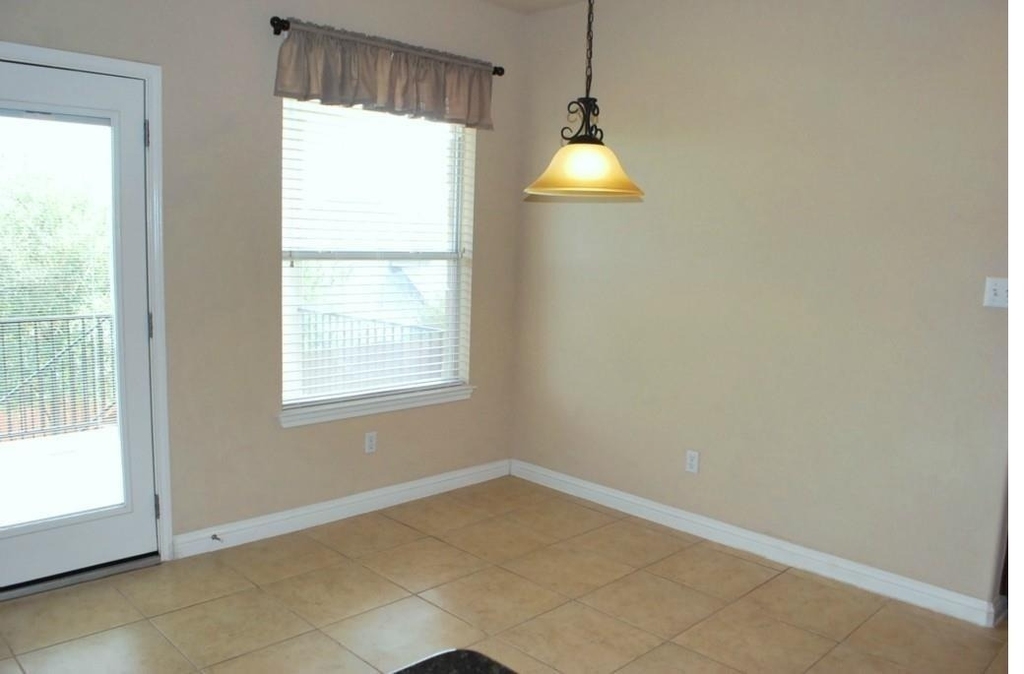 1002 Sedalia St - Photo 8