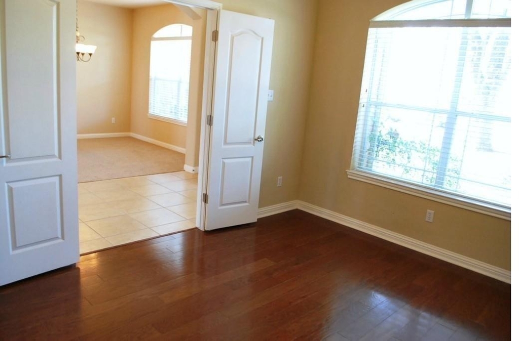 1002 Sedalia St - Photo 2