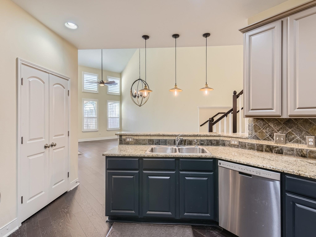 2210 Onion Creek Pkwy - Photo 10