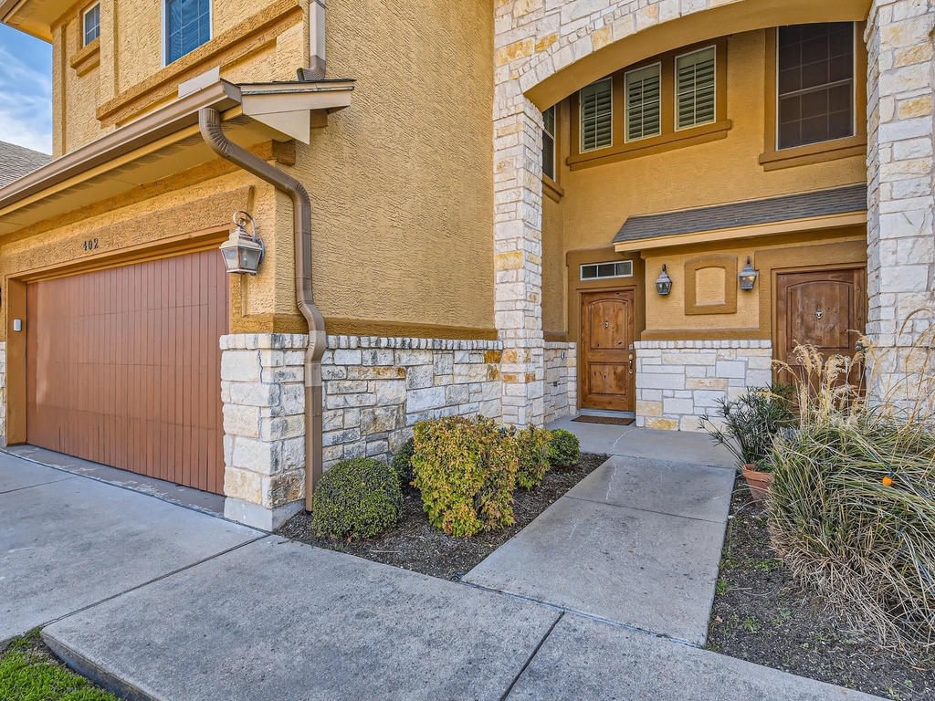 2210 Onion Creek Pkwy - Photo 2