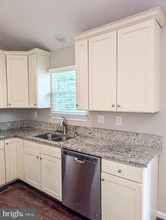 21530 Warwick Court - Photo 6