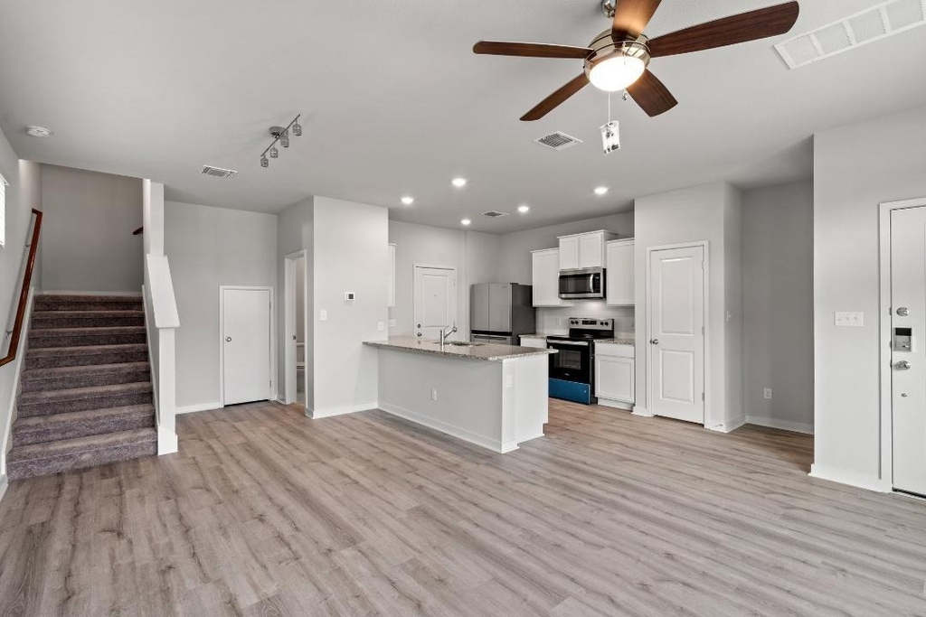 605 W South St St - Photo 4