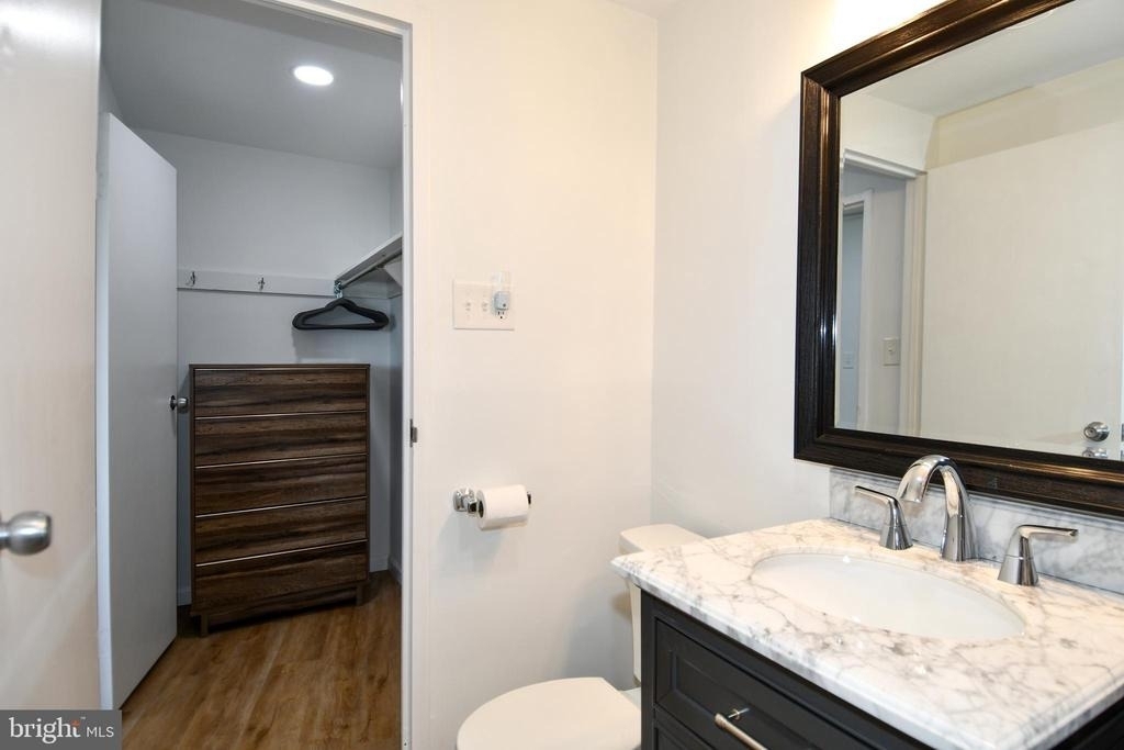 10201 Grosvenor Place - Photo 9