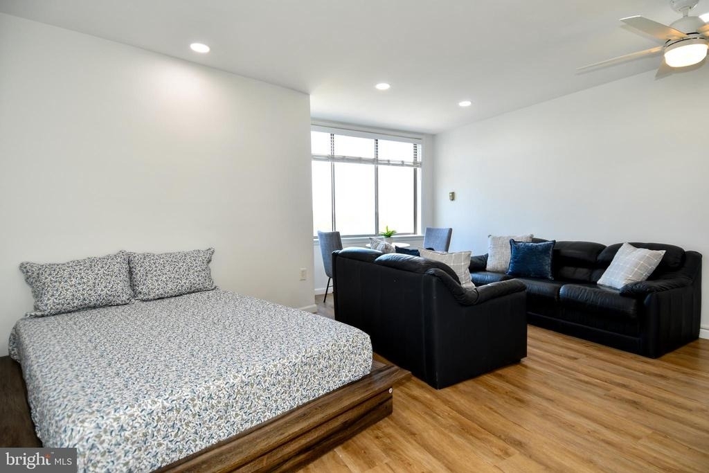 10201 Grosvenor Place - Photo 4