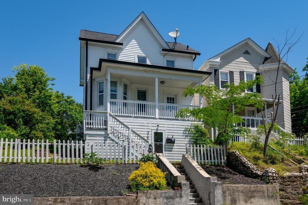 319 E A Street - Photo 1