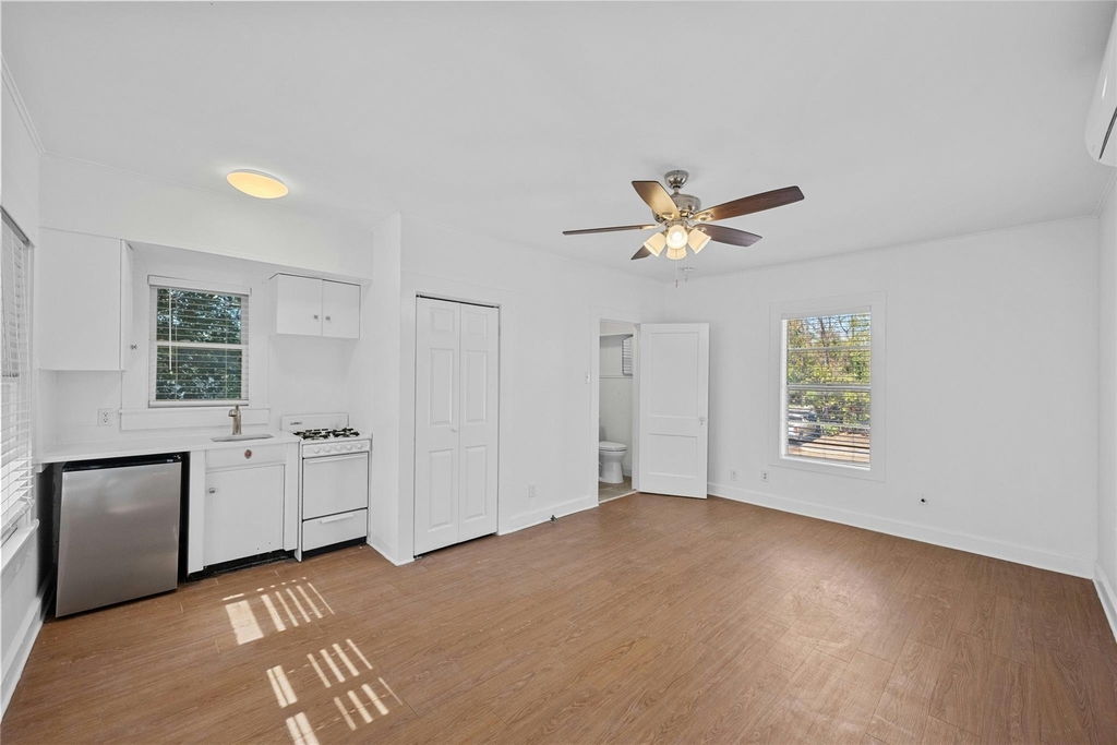 2201 Leon St - Photo 0
