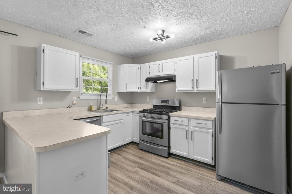 1043 Debbie Avenue - Photo 10