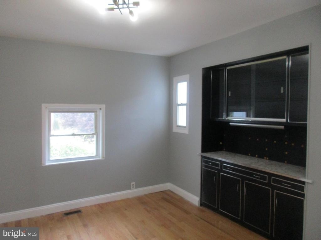 2805 Oakley Avenue - Photo 2