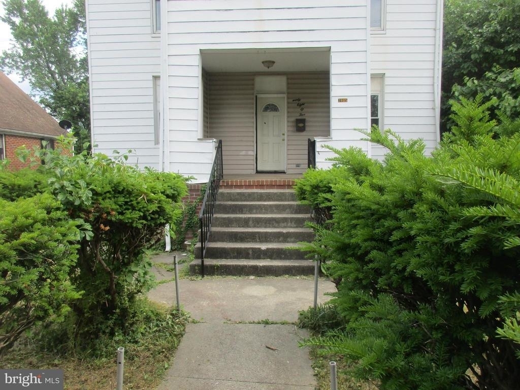 2805 Oakley Avenue - Photo 0