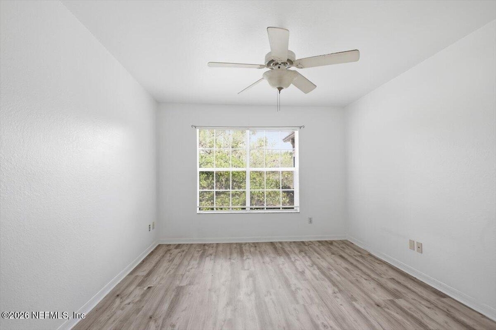 13703 Richmond Park Drive N - Photo 11