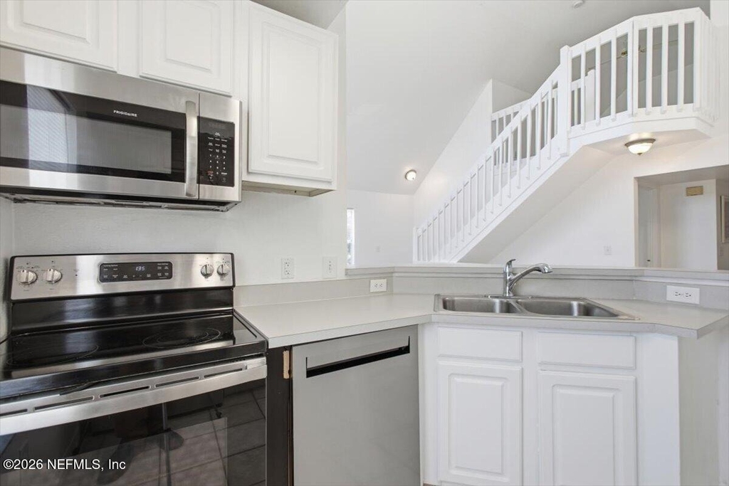 13703 Richmond Park Drive N - Photo 8