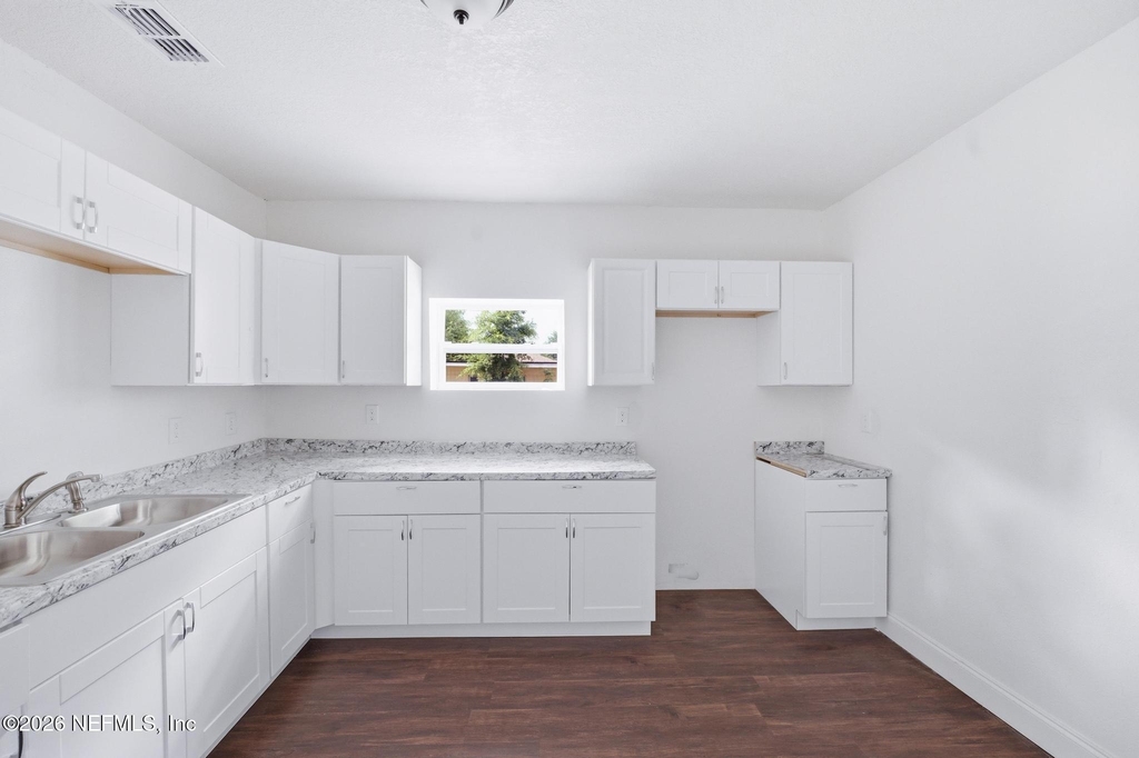 1715 Brackland Street - Photo 8