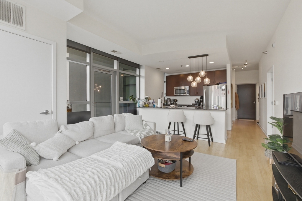 303 W Ohio Street - Photo 2