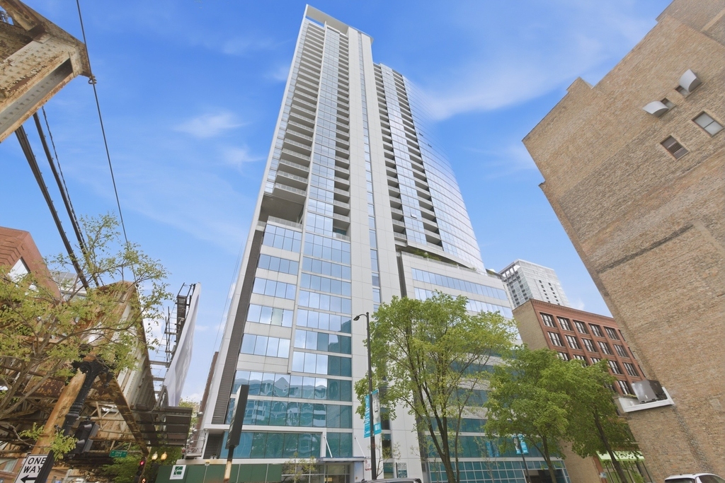 303 W Ohio Street - Photo 0