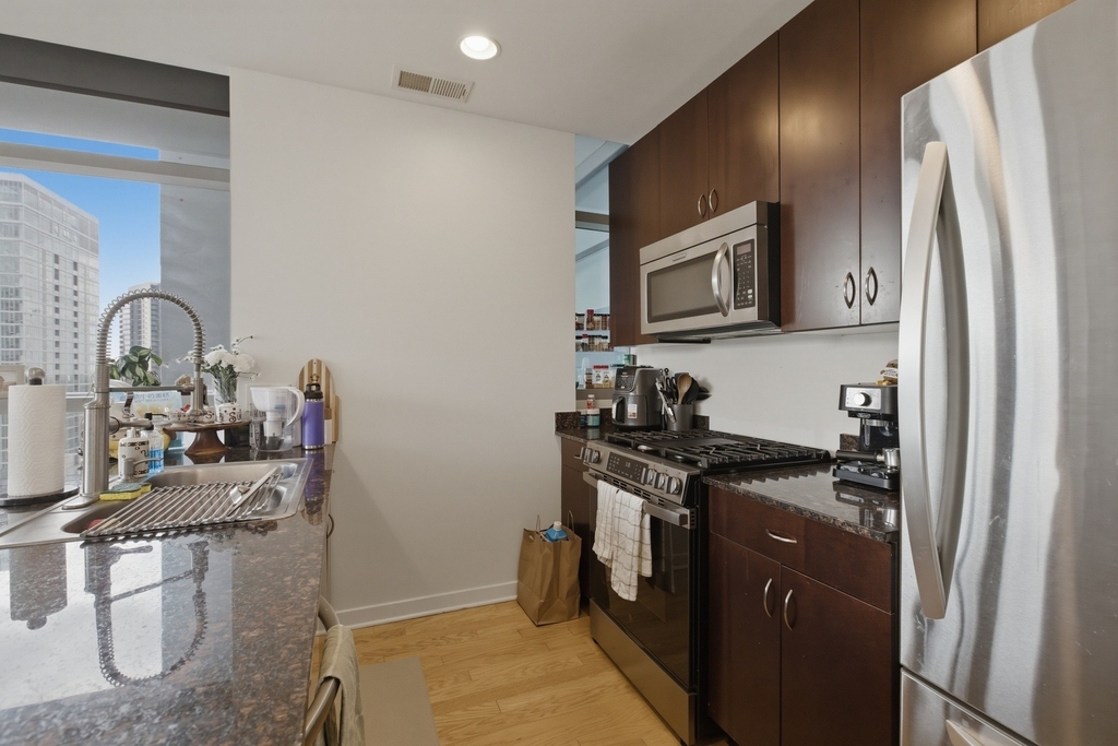 303 W Ohio Street - Photo 4