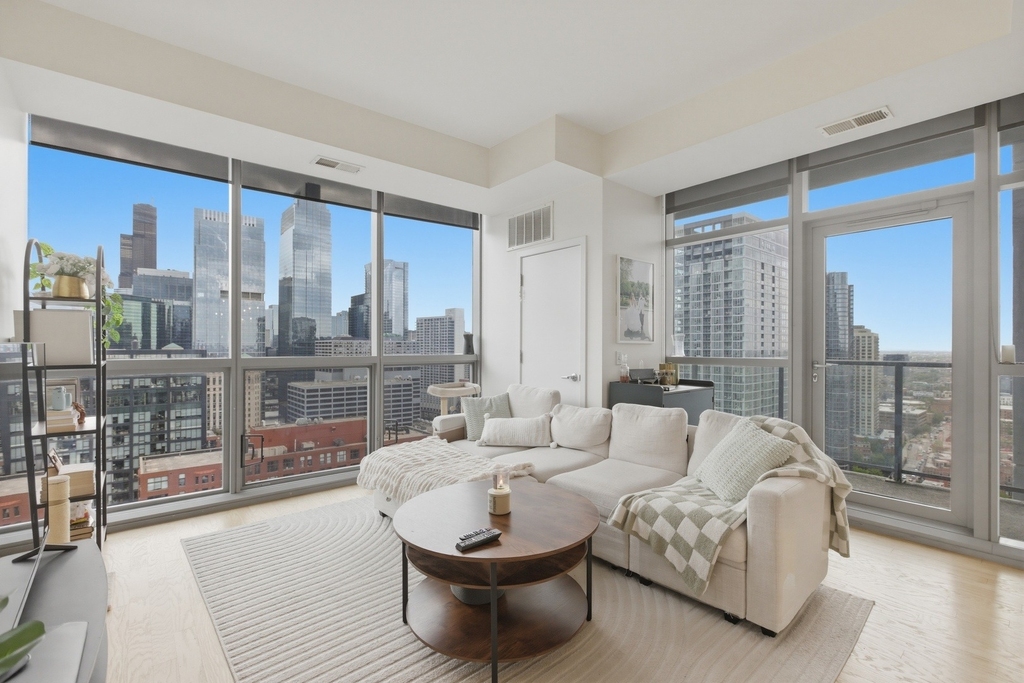 303 W Ohio Street - Photo 1