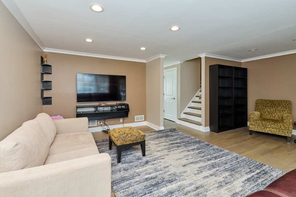 926 N Boxwood Drive - Photo 2