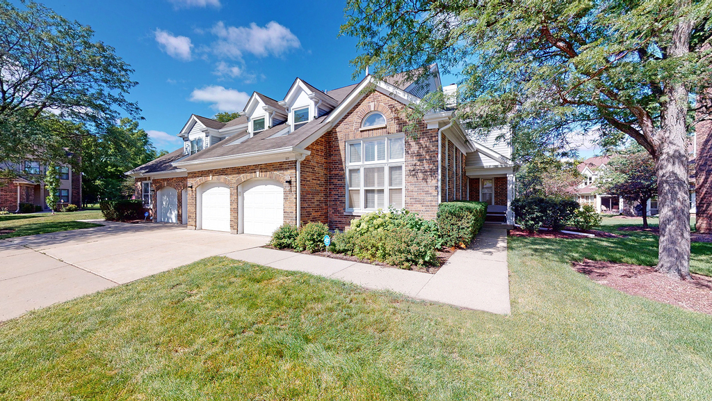 105 Willow Parkway - Photo 0