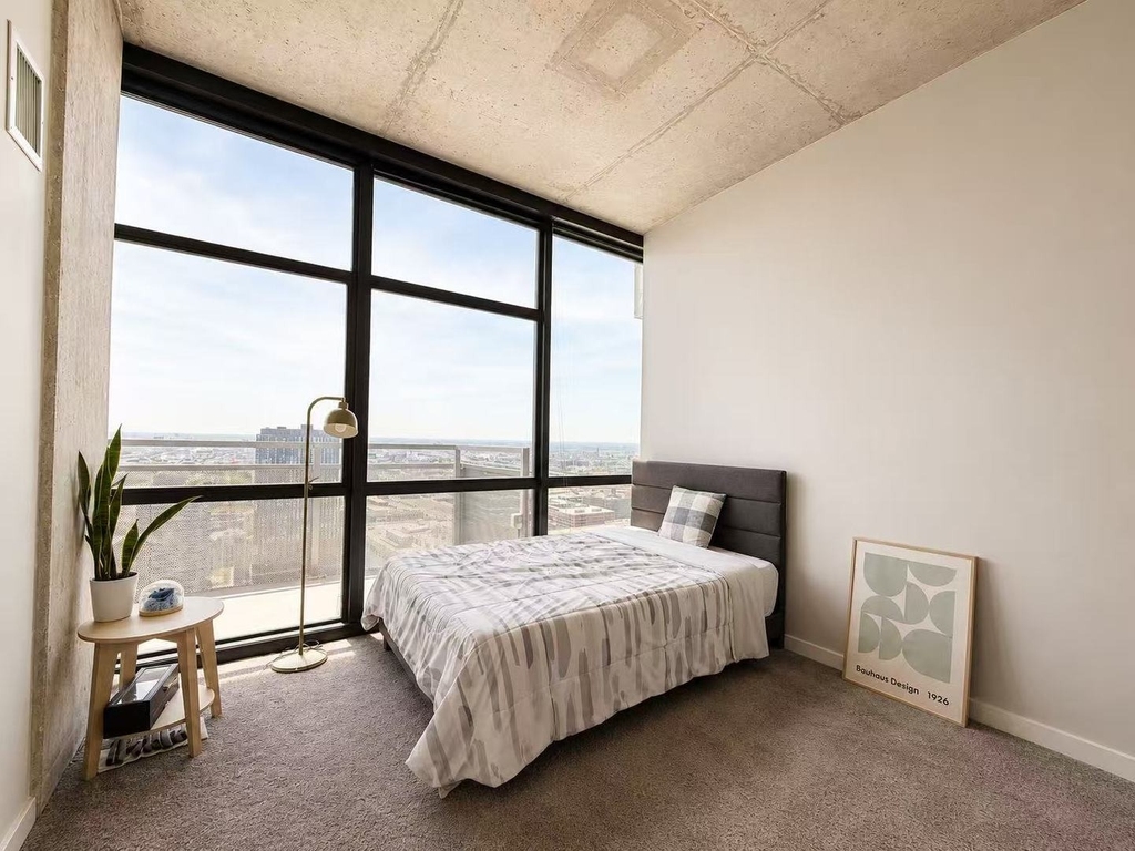 235 W Van Buren Street - Photo 4