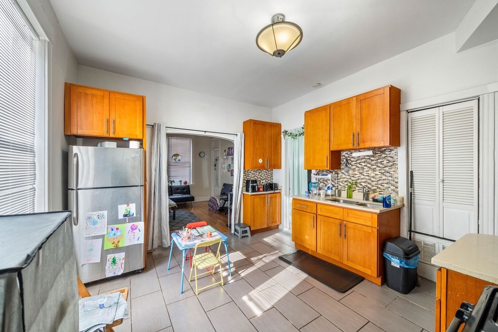 928 S Claremont Avenue - Photo 1
