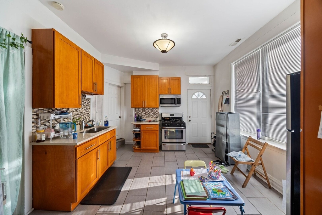 928 S Claremont Avenue - Photo 2