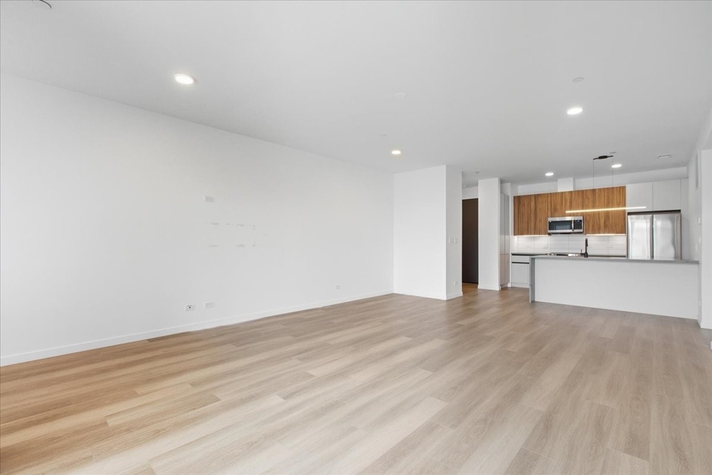 204 S Leavitt Street - Photo 3
