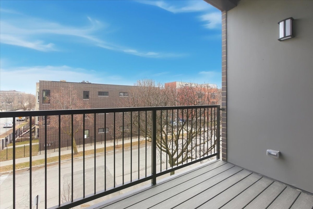 204 S Leavitt Street - Photo 5