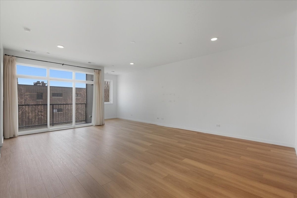 204 S Leavitt Street - Photo 4