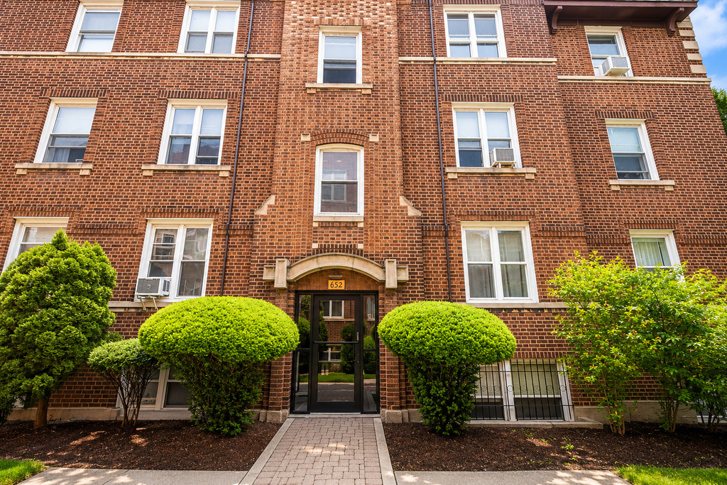 652 W Oakdale Avenue - Photo 0