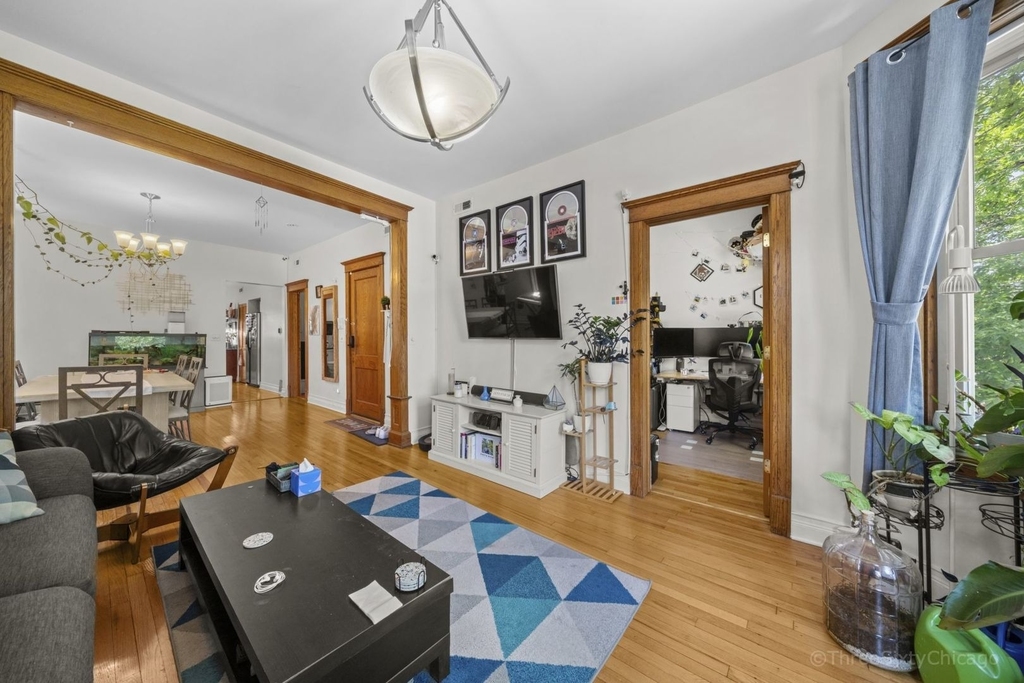 2254 N Avers Avenue - Photo 4