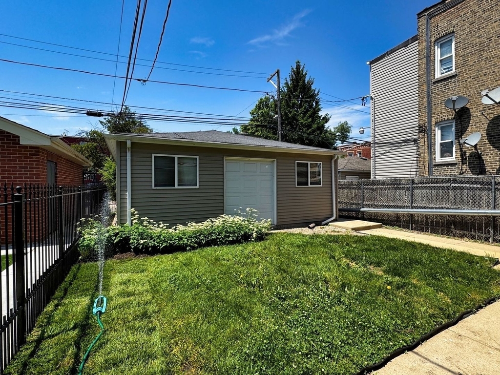 2254 N Avers Avenue - Photo 17