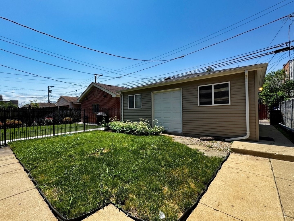 2254 N Avers Avenue - Photo 18