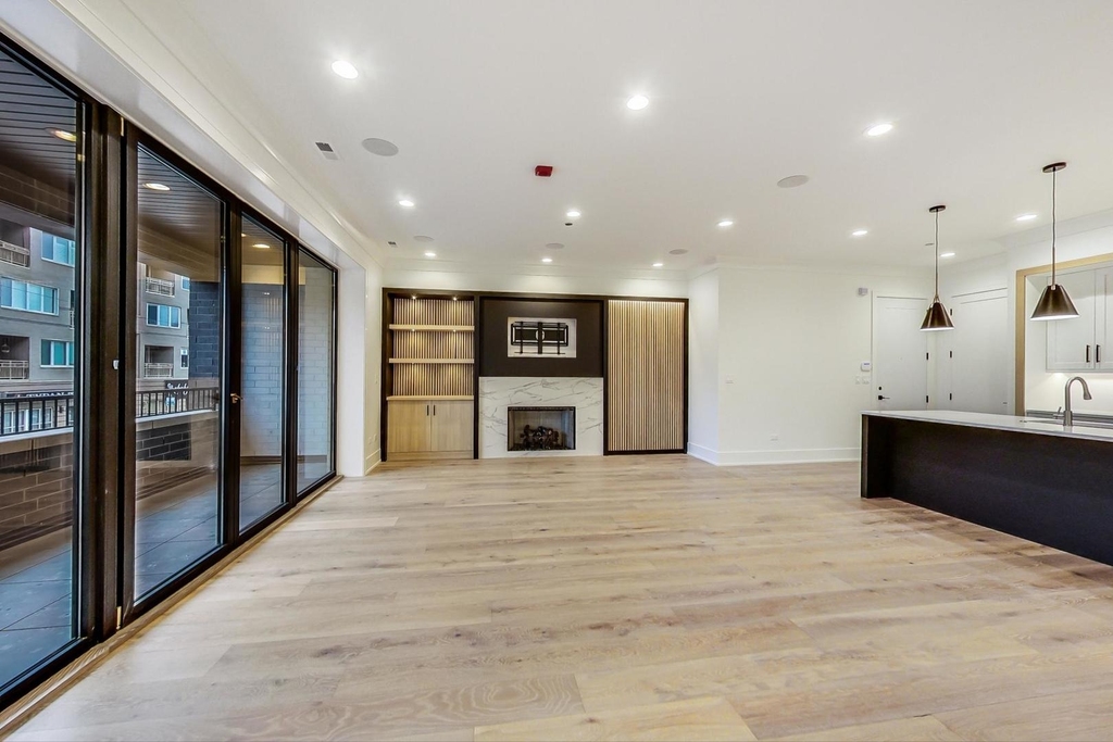 4920 N Lincoln Avenue - Photo 1