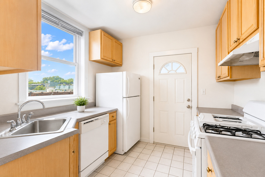 6414 N Newgard Avenue - Photo 2