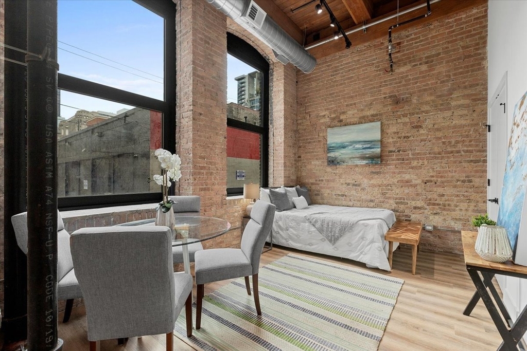 153 W Ohio Street - Photo 3