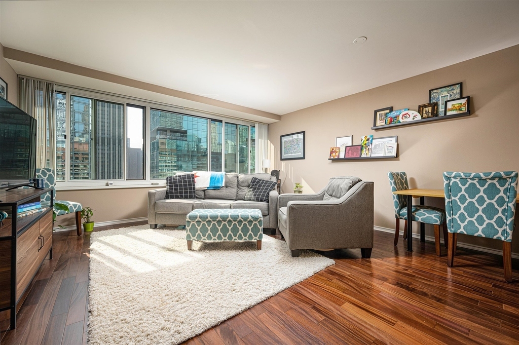211 E Ohio Street - Photo 2