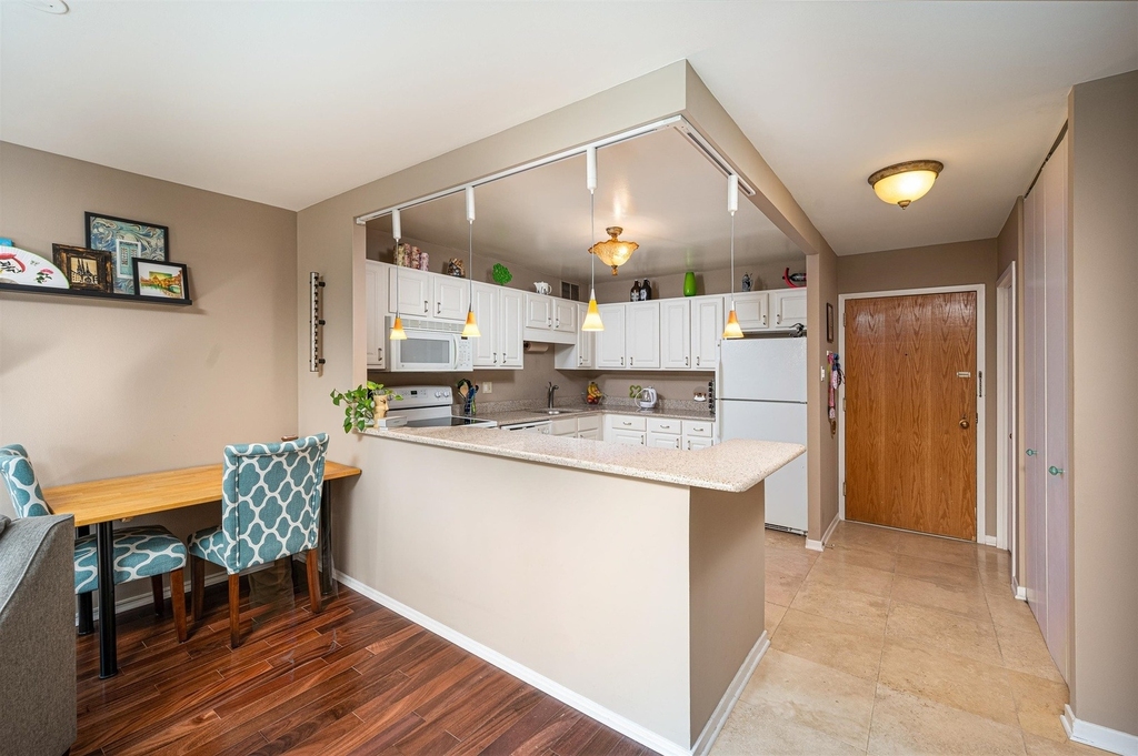 211 E Ohio Street - Photo 5