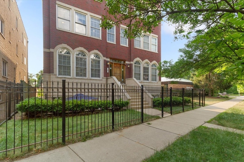 7028 N Ridge Boulevard - Photo 0